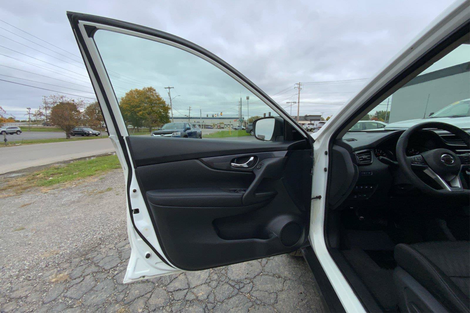 Used 2020 Nissan Rogue SV AWD/4WD image 19