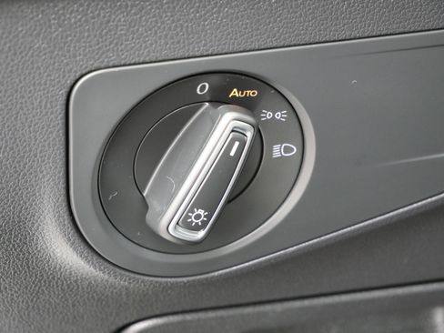 Used 2018 Volkswagen Tiguan SE w/ Panoramic Sunroof Package image 22