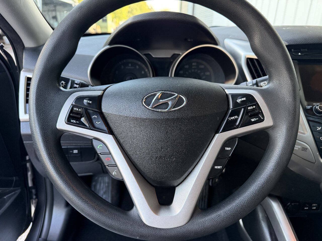 Used 2016 Hyundai Veloster FWD image 11