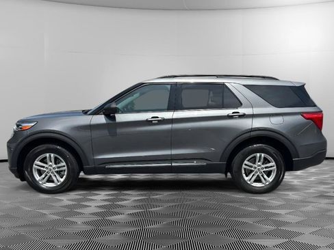 Used 2023 Ford Explorer XLT AWD/4WD image 5