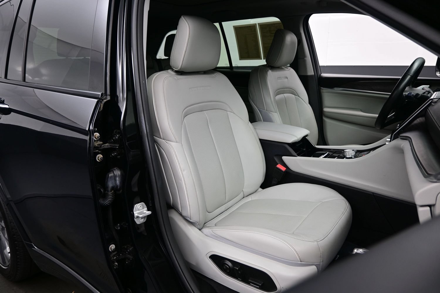 Used 2022 Jeep Grand Cherokee Overland AWD/4WD image 17