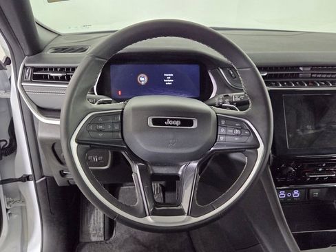 Used 2023 Jeep Grand Cherokee L Laredo image 17