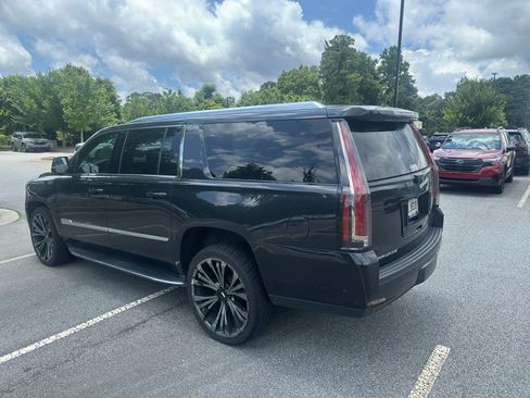 Used 2019 Cadillac Escalade ESV Luxury RWD image 2