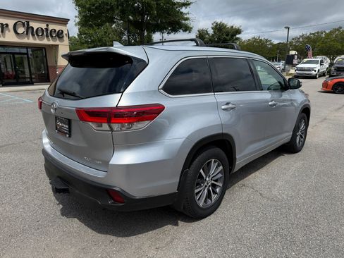 Used 2017 Toyota Highlander XLE AWD/4WD image 8