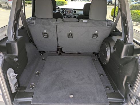 Used 2020 Jeep Wrangler Unlimited Sahara image 16