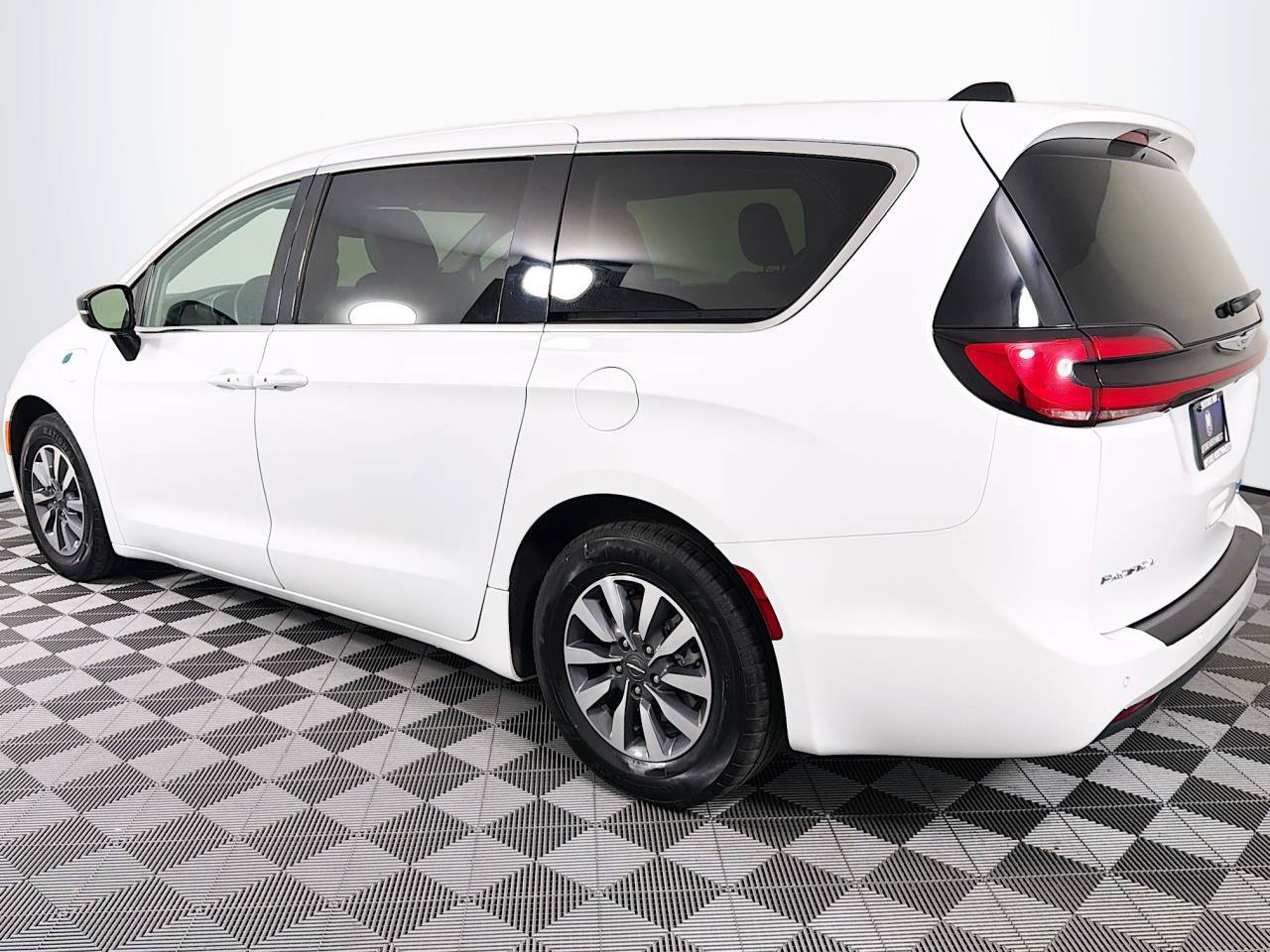 Used 2024 Chrysler Pacifica Limited FWD image 8