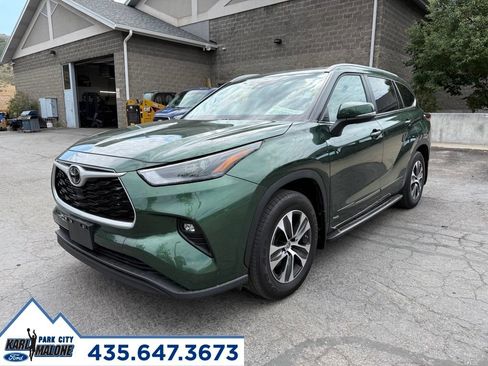 Used 2025 Toyota Highlander XLE AWD/4WD image 3