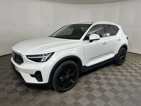 Used 2024 Volvo XC40 B5 Core image 7