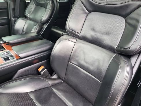 Used 2021 Lincoln Navigator Reserve image 12