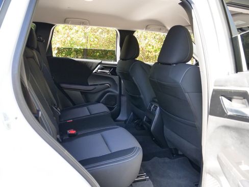 Used 2024 Mitsubishi Outlander ES image 36