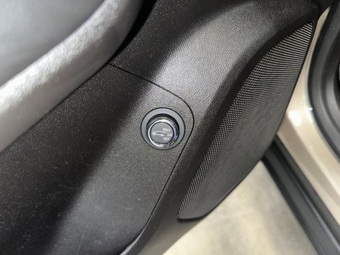 Certified 2023 GMC Acadia SLE w/ Driver Convenience Package image 9