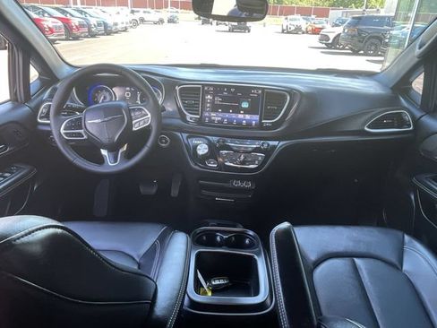 Used 2025 Chrysler Pacifica Select FWD image 19