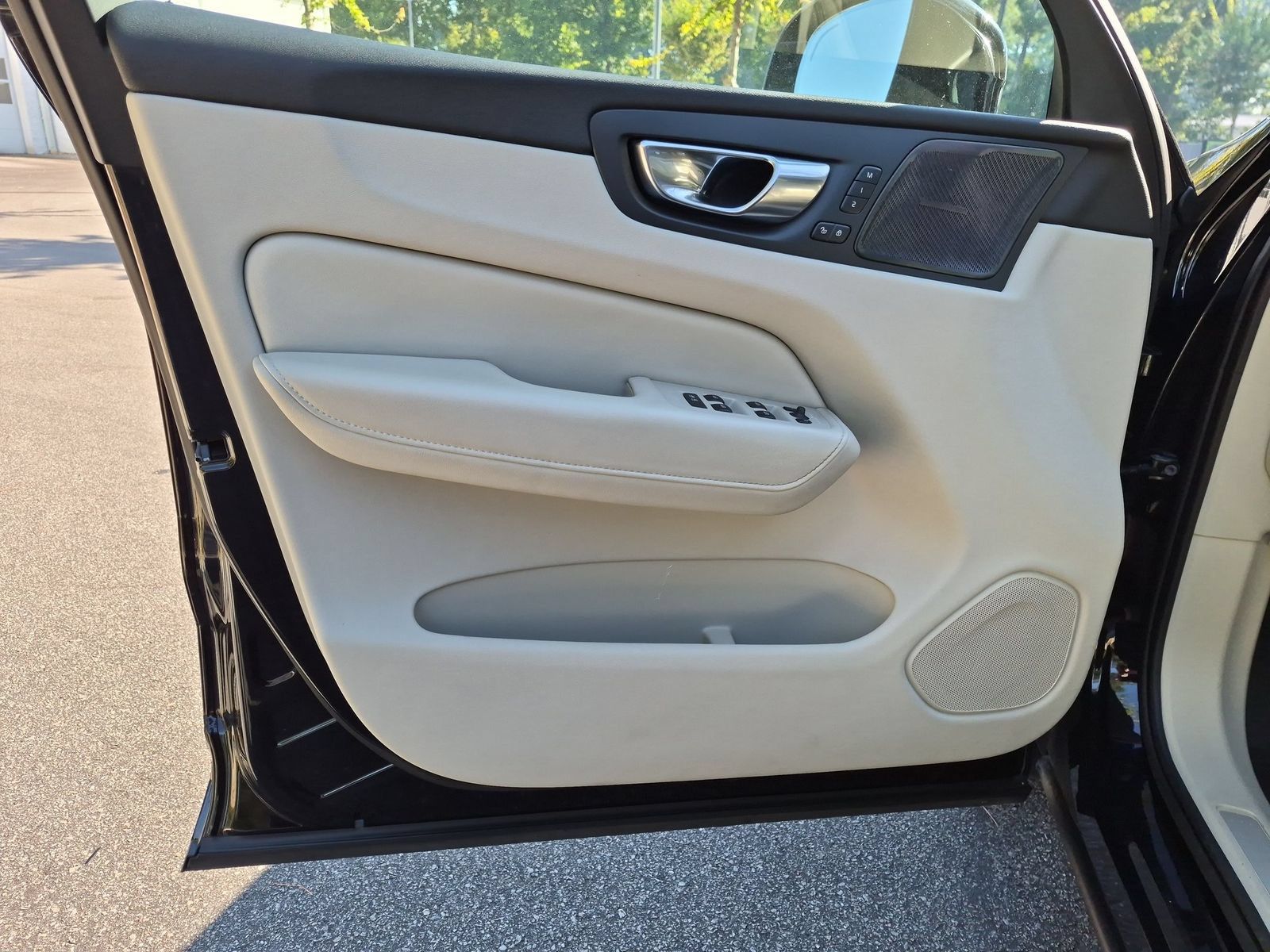 Used 2022 Volvo XC60 B5 Inscription w/ Advanced Package FWD image 12
