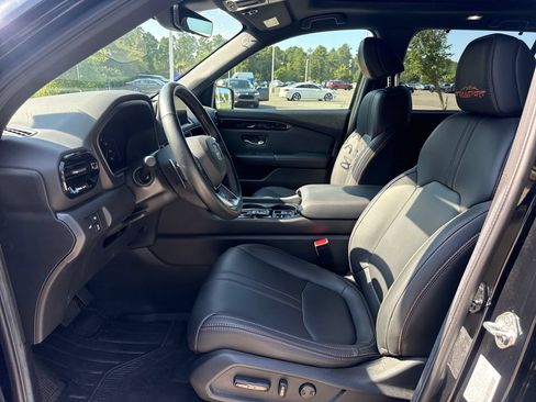 Used 2025 Honda Pilot TrailSport image 12
