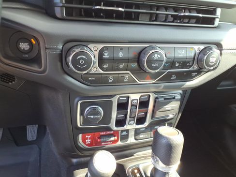 Used 2024 Jeep Gladiator Mojave w/ Technology Group AWD/4WD image 20