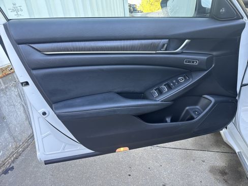 Used 2018 Honda Accord Touring image 8