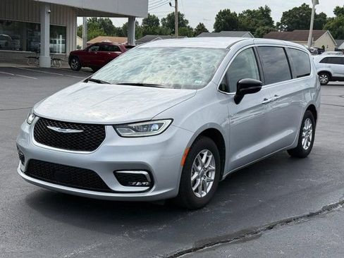 Used 2024 Chrysler Pacifica Touring-L FWD image 8