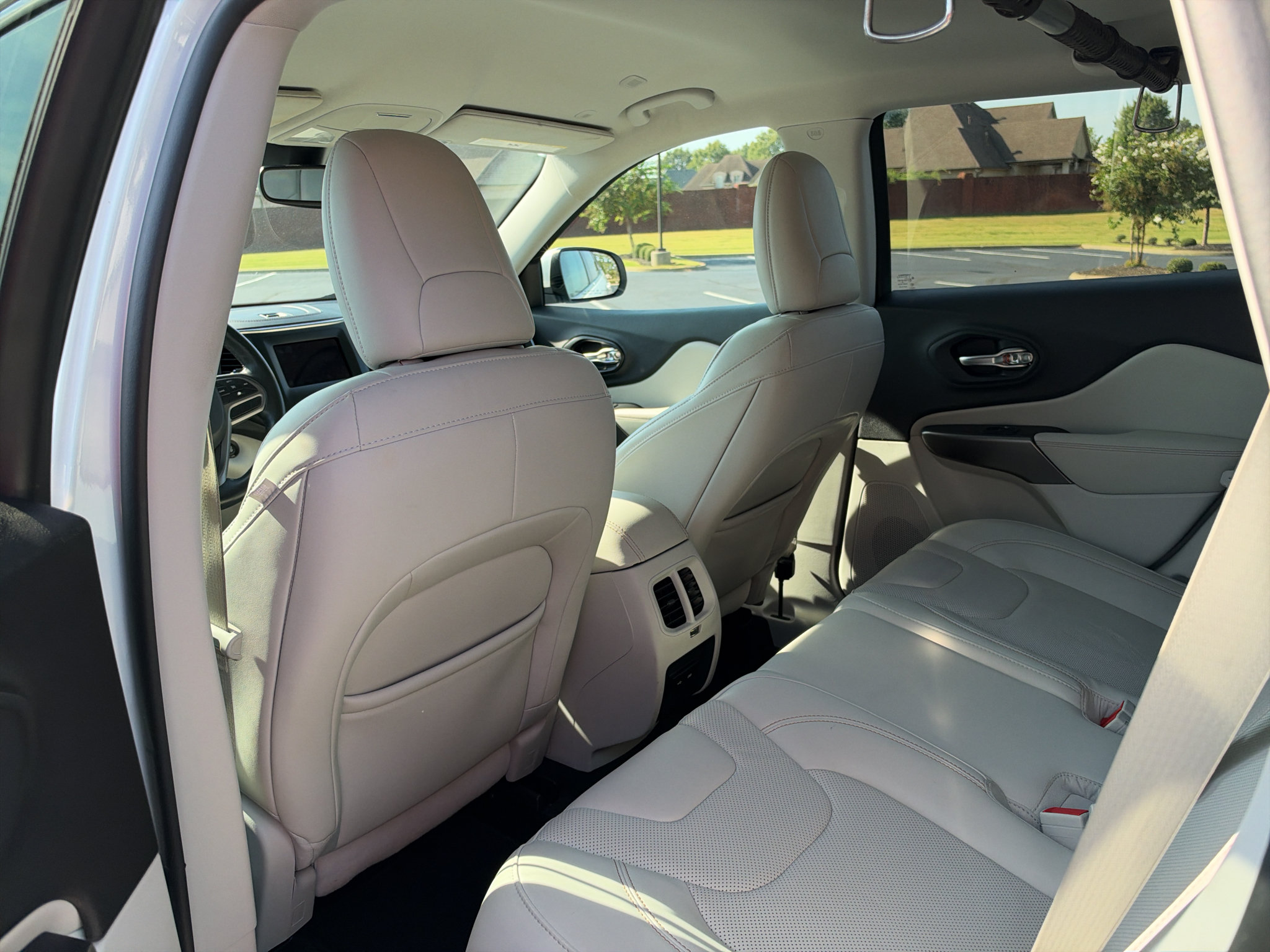 Used 2020 Jeep Cherokee Latitude Lux w/ Quick Order Package 2YH Lux FWD image 13