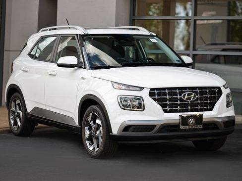 Certified 2025 Hyundai Venue SEL FWD image 1