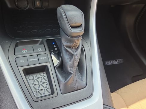 Used 2021 Toyota RAV4 XLE w/ Convenience Package FWD image 22