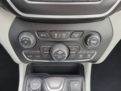 Used 2021 Jeep Cherokee Latitude Lux w/ Sun & Sound Group image 36