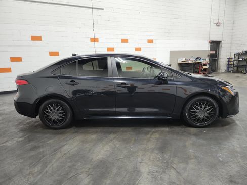 Used 2022 Toyota Corolla LE image 16