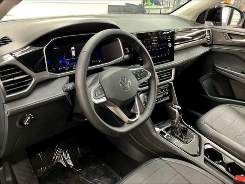 New 2026 Volkswagen Taos SE image 8