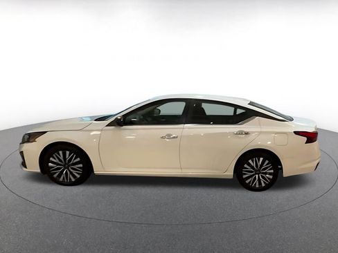 Used 2025 Nissan Altima 2.5 SV FWD image 11