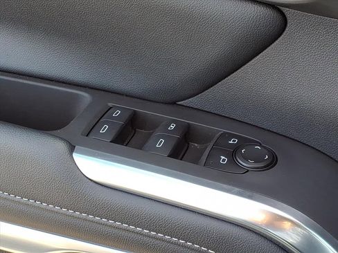 Used 2025 Chevrolet Traverse LT image 17