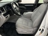 Used 2017 Toyota Highlander LE image 2