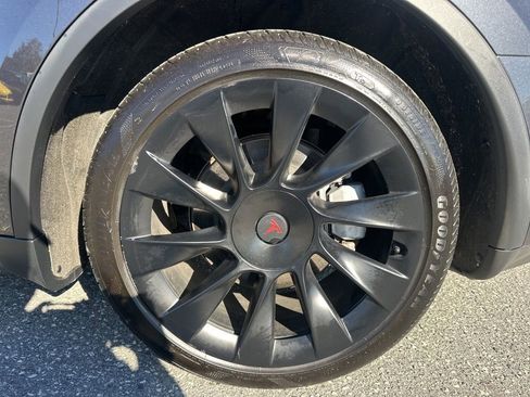 Used 2024 Tesla Model Y Standard Range image 31