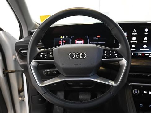 Used 2025 Audi Q5 Premium Plus w/ Premium Plus AWD/4WD image 3