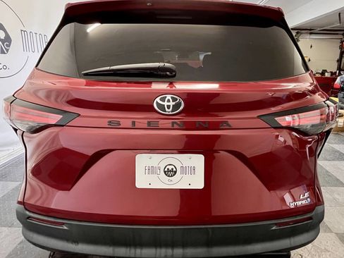 Used 2021 Toyota Sienna LE FWD image 3