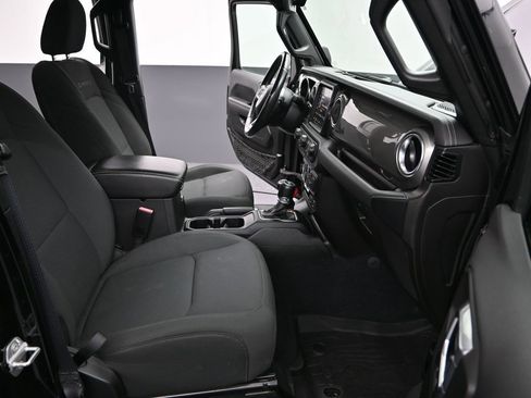 Used 2022 Jeep Wrangler Unlimited Sahara w/ Dual Top Group image 25