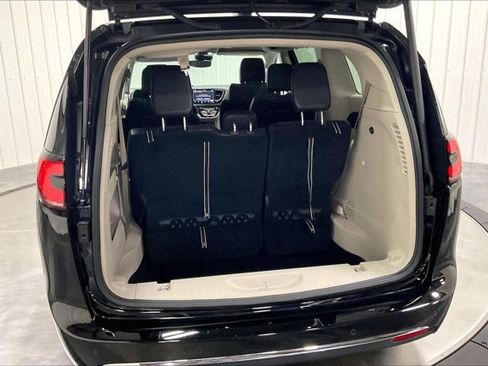 Used 2024 Chrysler Pacifica Touring-L image 39