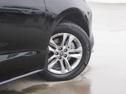 Used 2023 Toyota Sienna Limited image 8