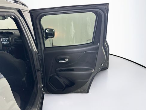 Used 2022 Jeep Renegade Latitude AWD/4WD image 31