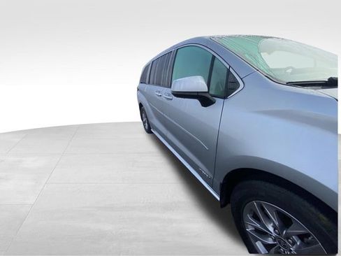 Used 2021 Toyota Sienna XLE image 12