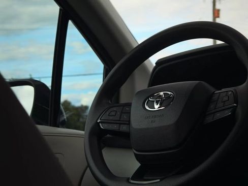 Used 2023 Toyota Sienna LE AWD/4WD image 21