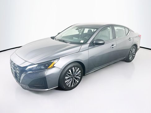 Used 2024 Nissan Altima 2.5 SV FWD image 3