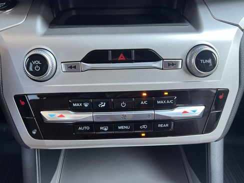 Used 2022 Ford Explorer XLT w/ Equipment Group 202A image 28