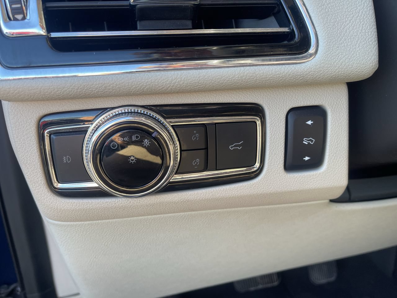 Used 2018 Lincoln Navigator Reserve w/ Technology Package AWD/4WD image 18