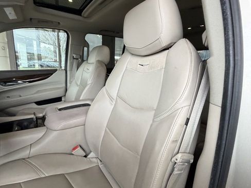 Used 2015 Cadillac Escalade Luxury image 2