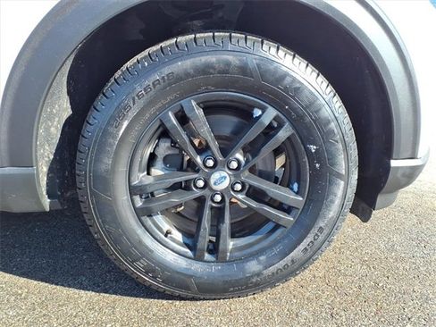 Used 2020 Ford Explorer XLT image 5