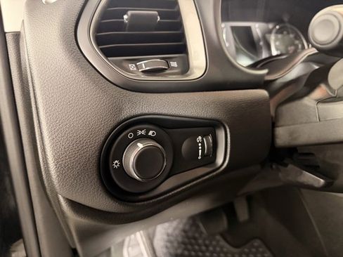 Certified 2023 Jeep Renegade Latitude image 17