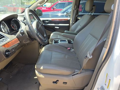 Used 2013 Chrysler Town & Country Touring FWD image 8