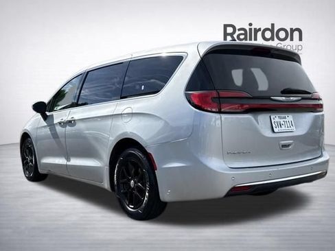 Used 2023 Chrysler Pacifica Touring-L FWD image 5