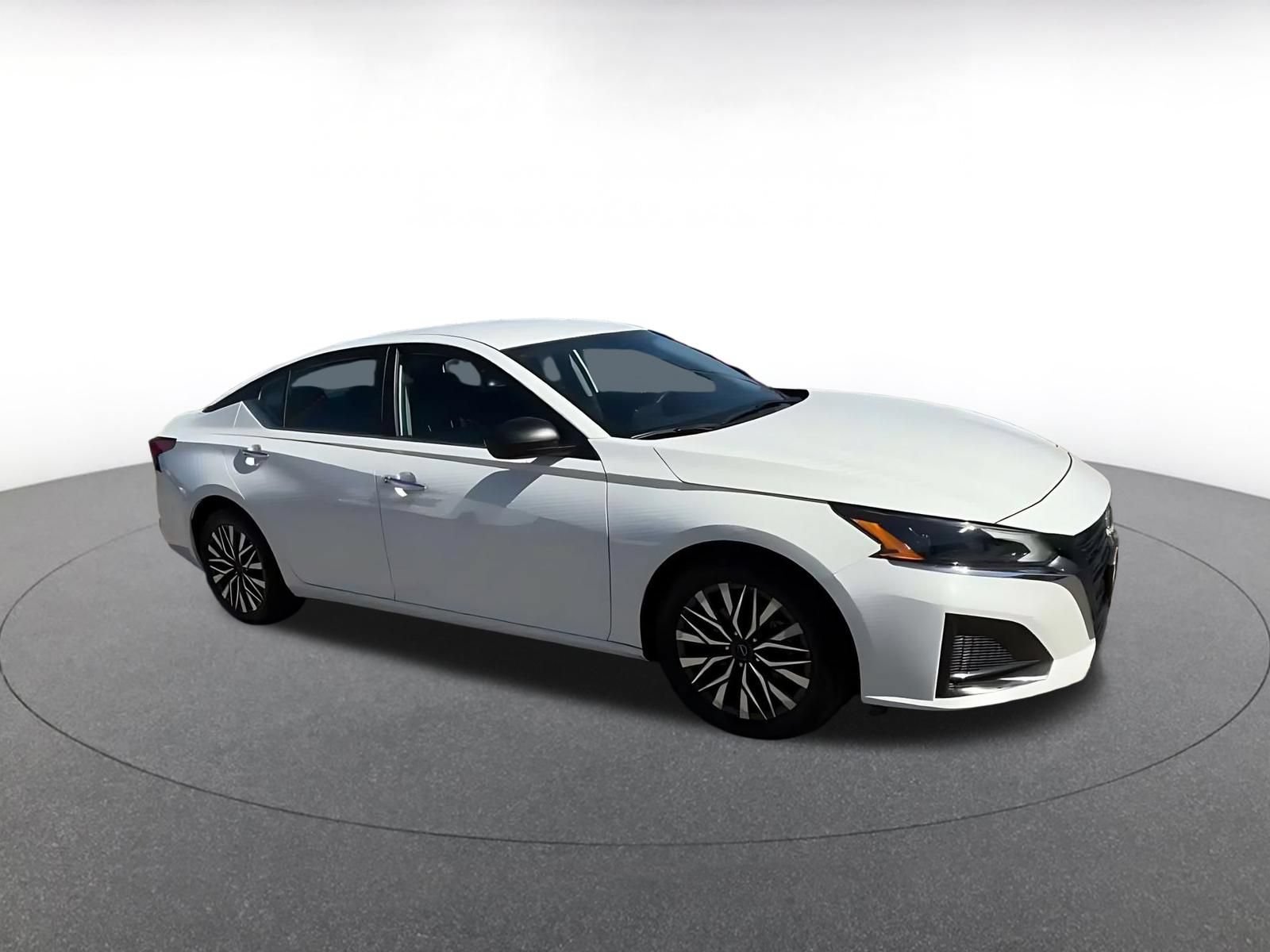 Used 2025 Nissan Altima 2.5 SV FWD image 2