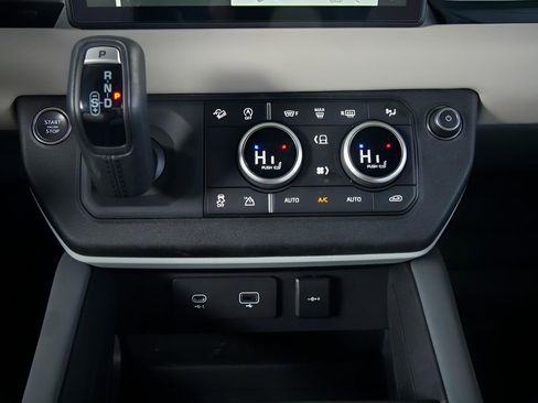 Used 2023 Land Rover Defender 110 X-Dynamic SE image 25