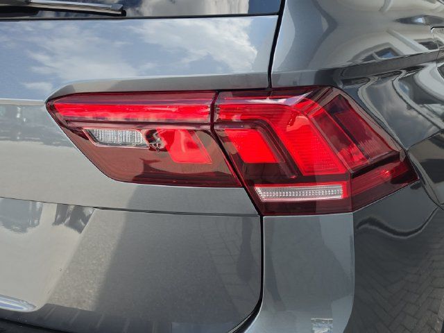 Used 2022 Volkswagen Tiguan SE R-Line FWD image 8